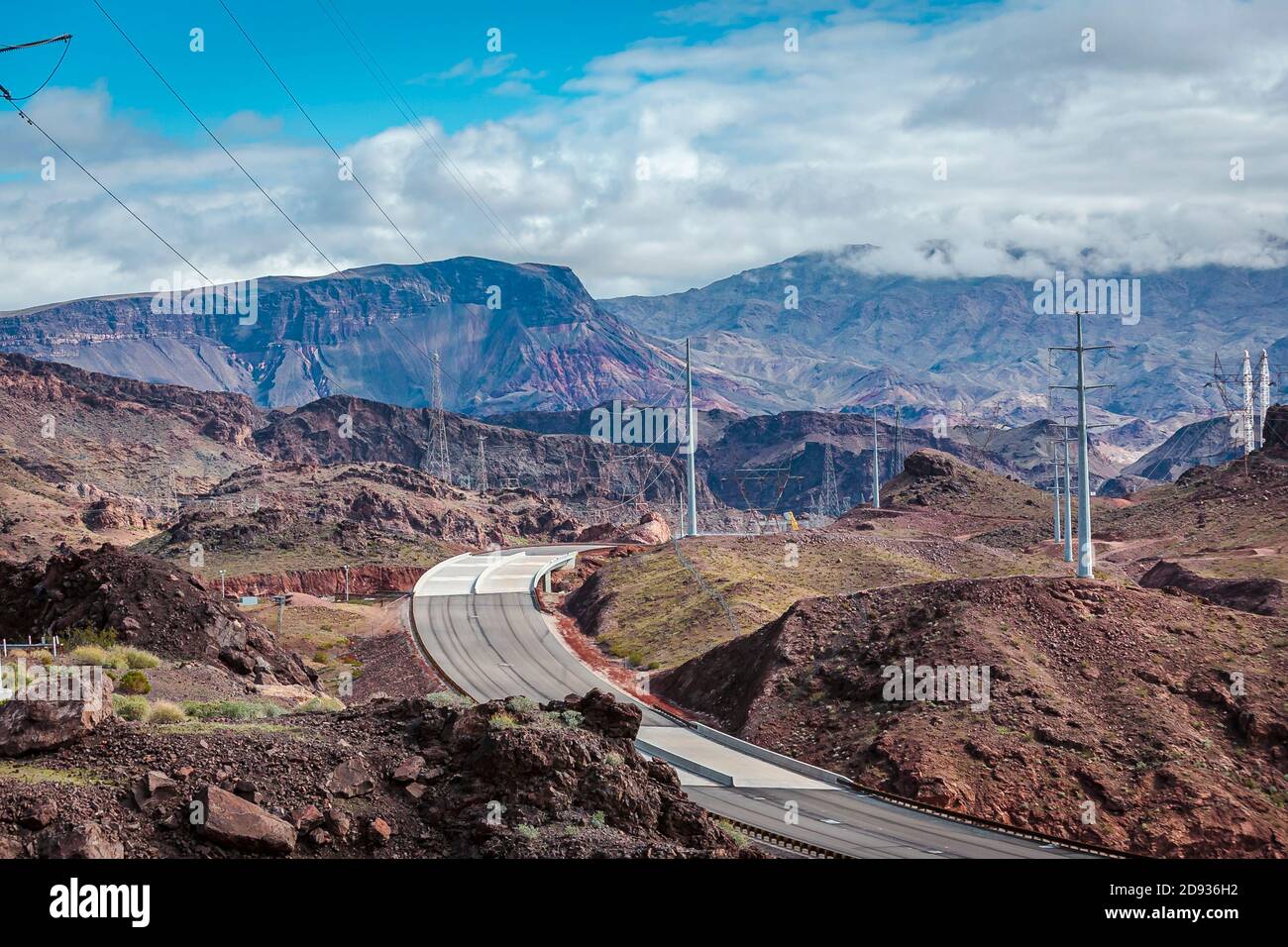 La strada si torda nel mezzo di un deserto paesaggio montuoso dell'Arizona, Stati Uniti Foto Stock