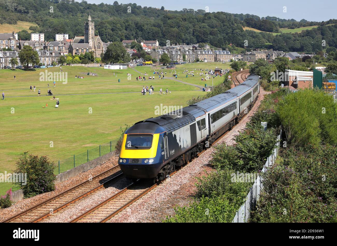 43032 si ferma oltre Burntisland con 1B24 11.02 Aberdeen a Edimburgo Foto Stock
