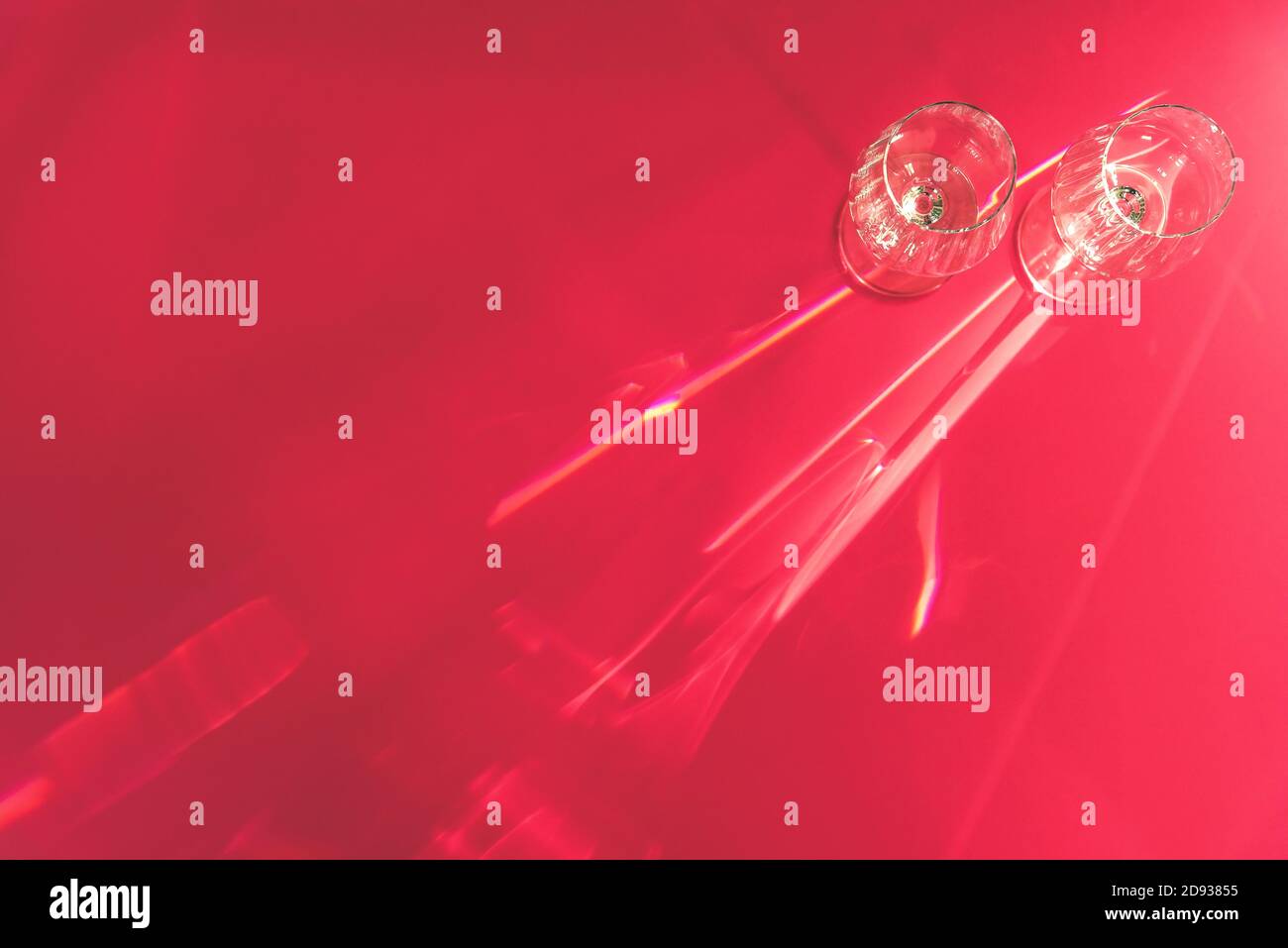 Verricelli vuoti con flecks su fondo rosso piatto Foto Stock