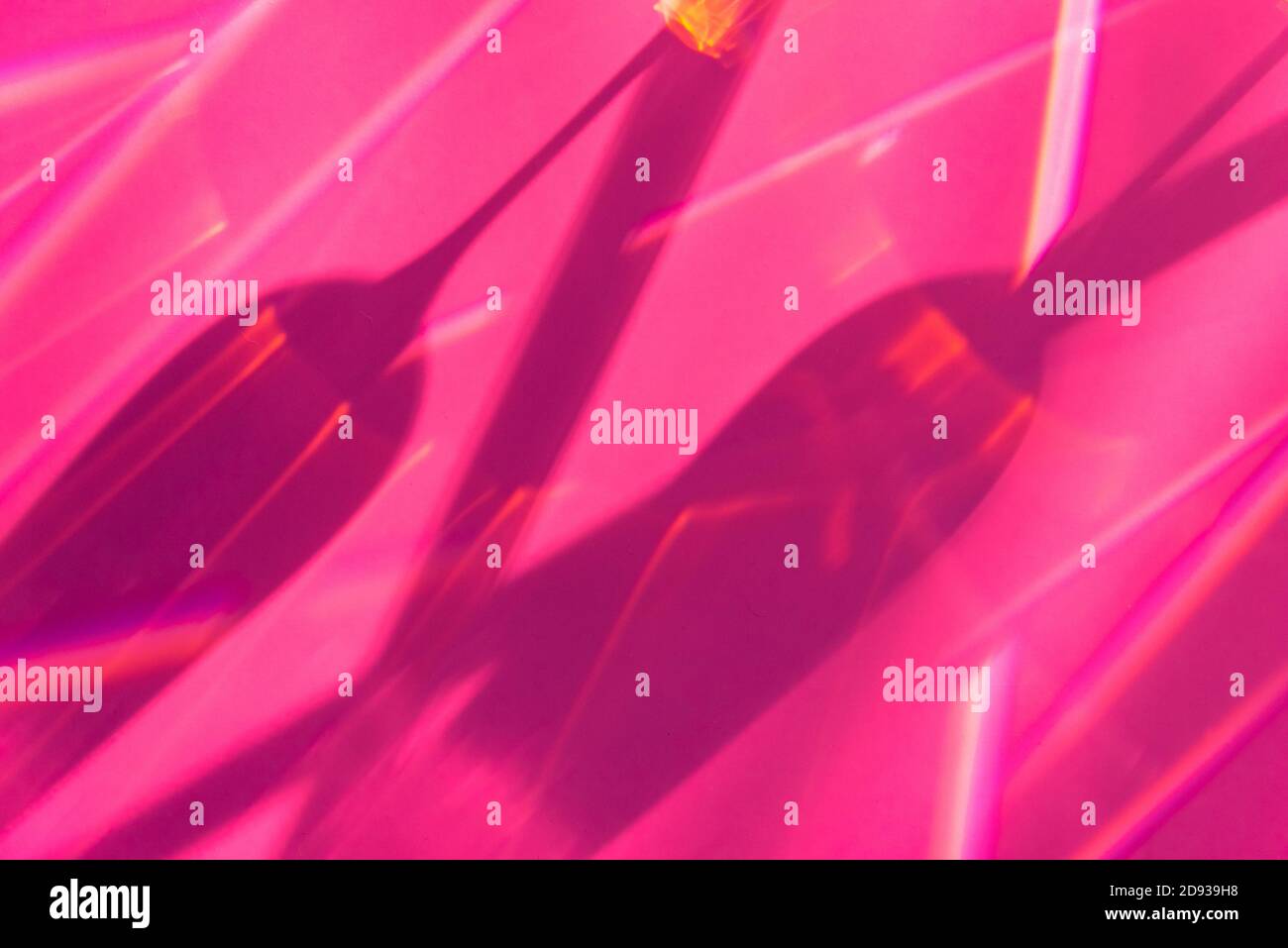 Sfumature di occhiali con riflessi luminosi su sfondo rosa Foto Stock