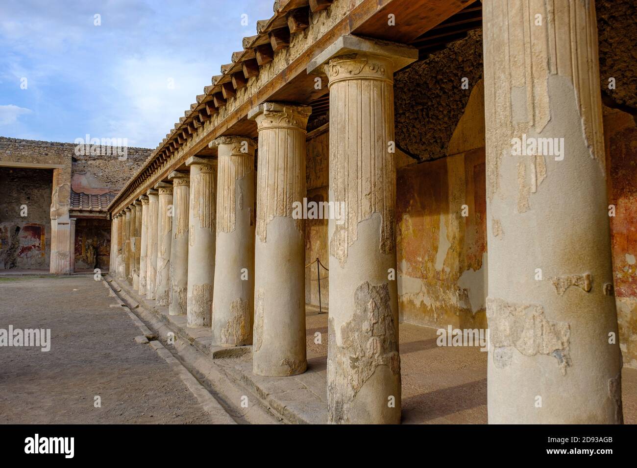 Colonne all'esterno dei bagni Stabiani (Terme Stabiane), antiche rovine del complesso termale romano su via Stabiana, Pompei, Campania, Italia Foto Stock