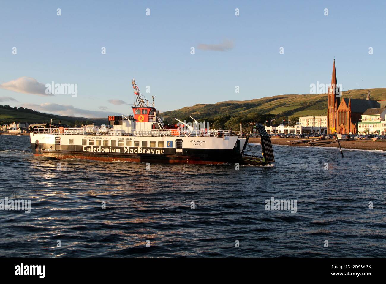 Caledonian MacBrayne MC Loch cavalcato lasciando Largs al tramonto. Largs, Ayrshire, Scozia. Traversata in traghetto tra Largs e l'Isola di Cumbrae Foto Stock