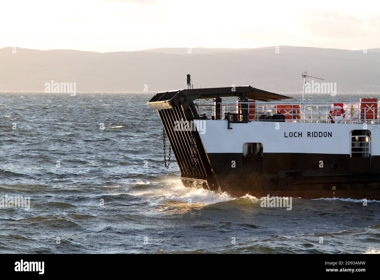 Caledonian MacBrayne MC Loch cavalcato lasciando Largs al tramonto. Largs, Ayrshire, Scozia. Traversata in traghetto tra Largs e l'Isola di Cumbrae Foto Stock