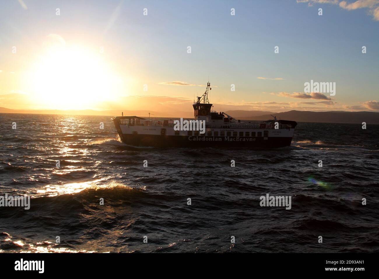 Caledonian MacBrayne MC Loch cavalcato lasciando Largs al tramonto. Largs, Ayrshire, Scozia. Traversata in traghetto tra Largs e l'Isola di Cumbrae Foto Stock