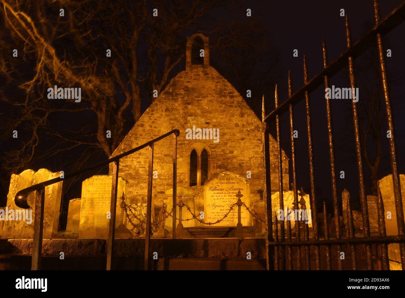 Alloway Auld Kirk, Ayrshire, Scozia, Alloway Auld Kirk, Che risale al 16 ° secolo, è una rovina in Alloway, South Ayrshire, Scozia, celebrato come la scena della danza delle streghe nella poesia 'Tam o' Shanter' di Robert Burns. Programmato Antico Monumento e la categoria A elencati chiesa in rovina, il cimitero associato è di categoria B. Altre persone notevoli sepolte qui includono Lord Alloway e Charles Acton Broke. Era il figlio dell'Ammiraglio posteriore Sir Philip Bowes Acton Broke, il primo uomo a sconfiggere e catturare una nave americana nella guerra del 1812. Foto Stock