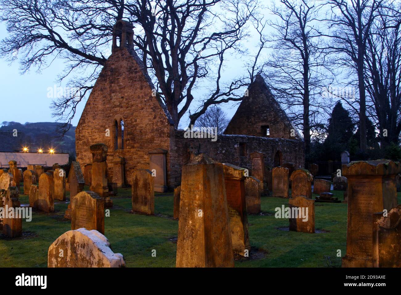 Alloway Auld Kirk, Ayrshire, Scozia, Alloway Auld Kirk, Che risale al 16 ° secolo, è una rovina in Alloway, South Ayrshire, Scozia, celebrato come la scena della danza delle streghe nella poesia 'Tam o' Shanter' di Robert Burns. Programmato Antico Monumento e la categoria A elencati chiesa in rovina, il cimitero associato è di categoria B. Altre persone notevoli sepolte qui includono Lord Alloway e Charles Acton Broke. Era il figlio dell'Ammiraglio posteriore Sir Philip Bowes Acton Broke, il primo uomo a sconfiggere e catturare una nave americana nella guerra del 1812. Foto Stock