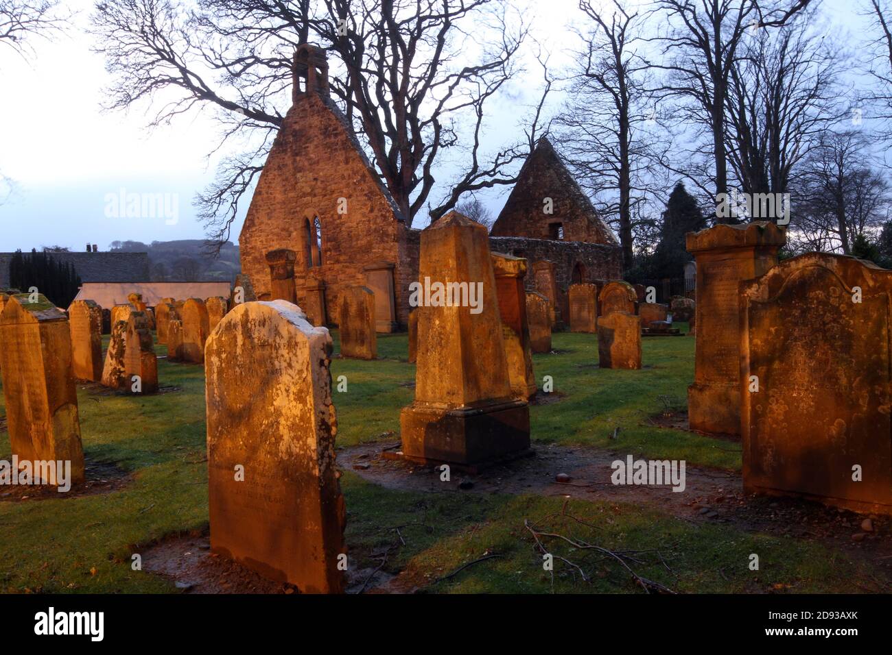 Alloway Auld Kirk, Ayrshire, Scozia, Alloway Auld Kirk, Che risale al 16 ° secolo, è una rovina in Alloway, South Ayrshire, Scozia, celebrato come la scena della danza delle streghe nella poesia 'Tam o' Shanter' di Robert Burns. Programmato Antico Monumento e la categoria A elencati chiesa in rovina, il cimitero associato è di categoria B. Altre persone notevoli sepolte qui includono Lord Alloway e Charles Acton Broke. Era il figlio dell'Ammiraglio posteriore Sir Philip Bowes Acton Broke, il primo uomo a sconfiggere e catturare una nave americana nella guerra del 1812. Foto Stock