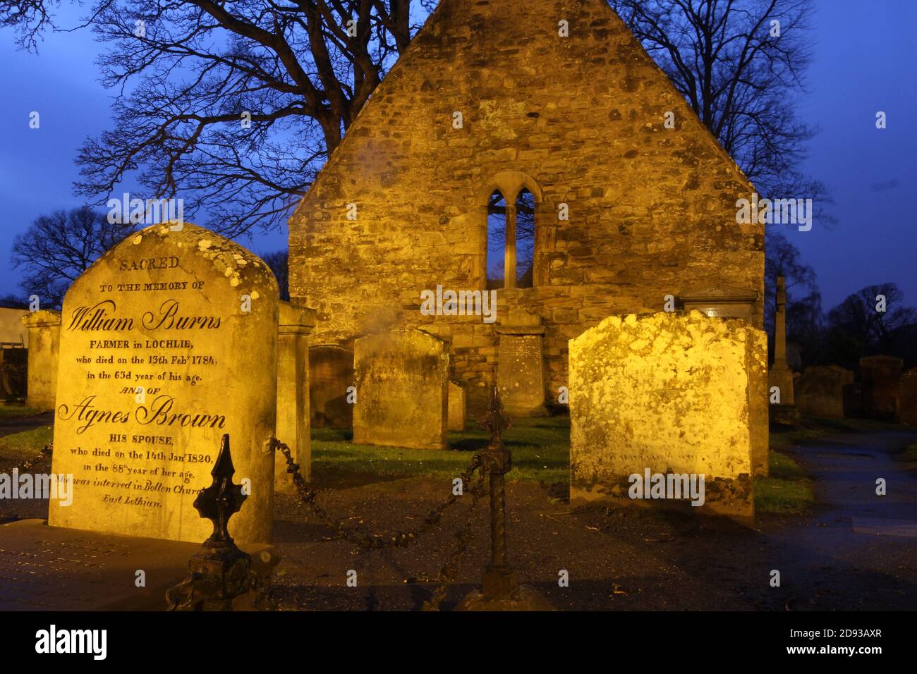 Alloway Auld Kirk, Ayrshire, Scozia, Alloway Auld Kirk, Che risale al 16 ° secolo, è una rovina in Alloway, South Ayrshire, Scozia, celebrato come la scena della danza delle streghe nella poesia 'Tam o' Shanter' di Robert Burns. Programmato Antico Monumento e la categoria A elencati chiesa in rovina, il cimitero associato è di categoria B. Altre persone notevoli sepolte qui includono Lord Alloway e Charles Acton Broke. Era il figlio dell'Ammiraglio posteriore Sir Philip Bowes Acton Broke, il primo uomo a sconfiggere e catturare una nave americana nella guerra del 1812. Foto Stock