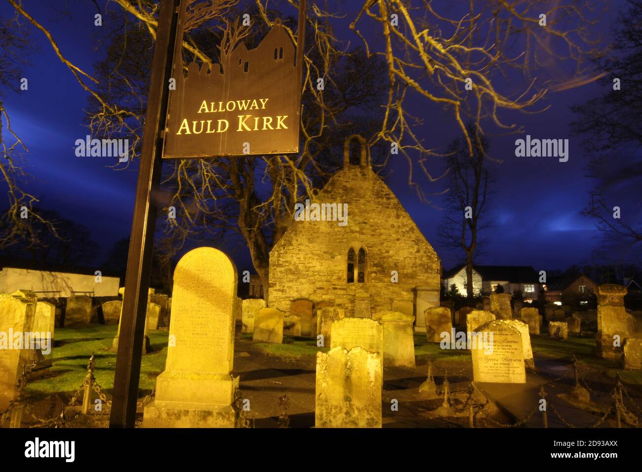 Alloway Auld Kirk, Ayrshire, Scozia, Alloway Auld Kirk, Che risale al 16 ° secolo, è una rovina in Alloway, South Ayrshire, Scozia, celebrato come la scena della danza delle streghe nella poesia 'Tam o' Shanter' di Robert Burns. Programmato Antico Monumento e la categoria A elencati chiesa in rovina, il cimitero associato è di categoria B. Altre persone notevoli sepolte qui includono Lord Alloway e Charles Acton Broke. Era il figlio dell'Ammiraglio posteriore Sir Philip Bowes Acton Broke, il primo uomo a sconfiggere e catturare una nave americana nella guerra del 1812. Foto Stock