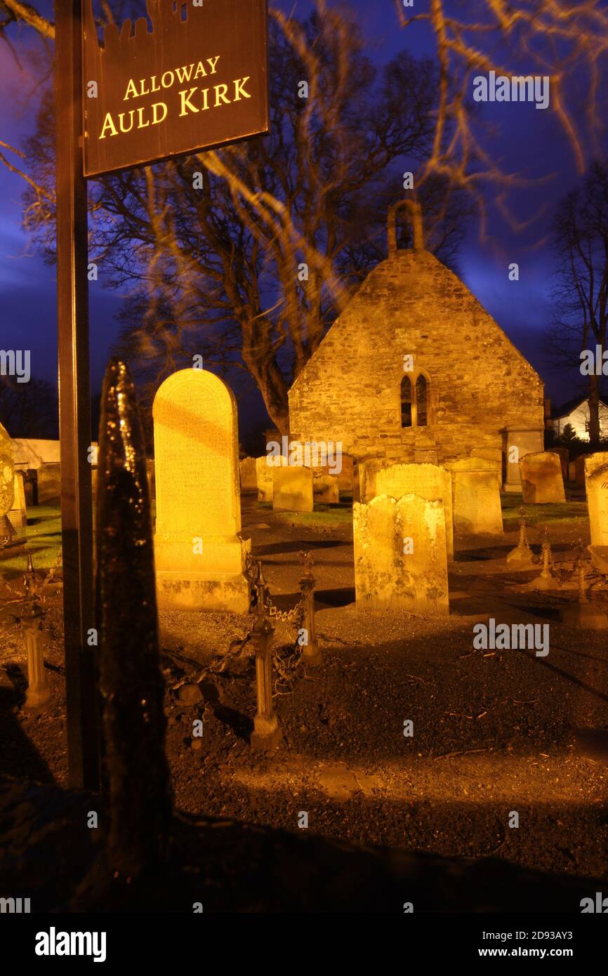 Alloway Auld Kirk, Ayrshire, Scozia, Alloway Auld Kirk, Che risale al 16 ° secolo, è una rovina in Alloway, South Ayrshire, Scozia, celebrato come la scena della danza delle streghe nella poesia 'Tam o' Shanter' di Robert Burns. Programmato Antico Monumento e la categoria A elencati chiesa in rovina, il cimitero associato è di categoria B. Altre persone notevoli sepolte qui includono Lord Alloway e Charles Acton Broke. Era il figlio dell'Ammiraglio posteriore Sir Philip Bowes Acton Broke, il primo uomo a sconfiggere e catturare una nave americana nella guerra del 1812. Foto Stock