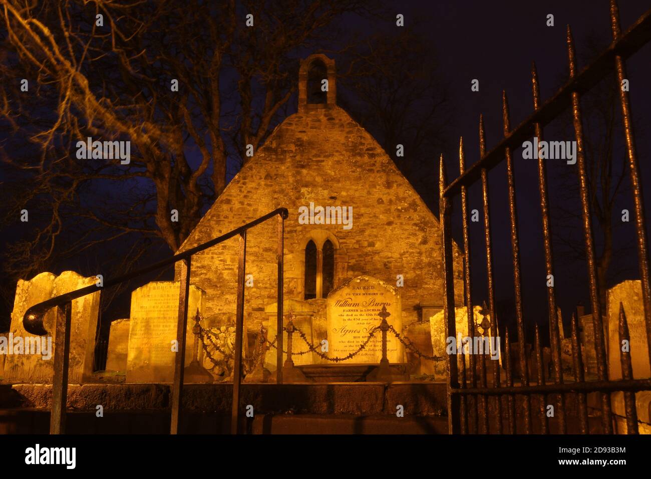 Alloway Auld Kirk, Ayrshire, Scozia, Alloway Auld Kirk, Che risale al 16 ° secolo, è una rovina in Alloway, South Ayrshire, Scozia, celebrato come la scena della danza delle streghe nella poesia 'Tam o' Shanter' di Robert Burns. Programmato Antico Monumento e la categoria A elencati chiesa in rovina, il cimitero associato è di categoria B. Altre persone notevoli sepolte qui includono Lord Alloway e Charles Acton Broke. Era il figlio dell'Ammiraglio posteriore Sir Philip Bowes Acton Broke, il primo uomo a sconfiggere e catturare una nave americana nella guerra del 1812. Foto Stock