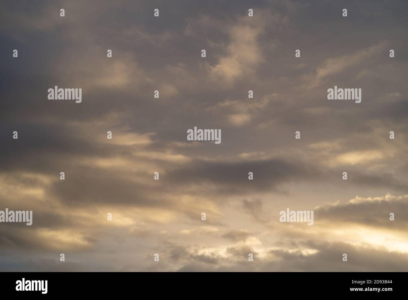 Immagine di sfondo del cielo ad alta risoluzione da utilizzare come sostituzione del cielo. Orientamento orizzontale. Nubi stratocumulus Foto Stock