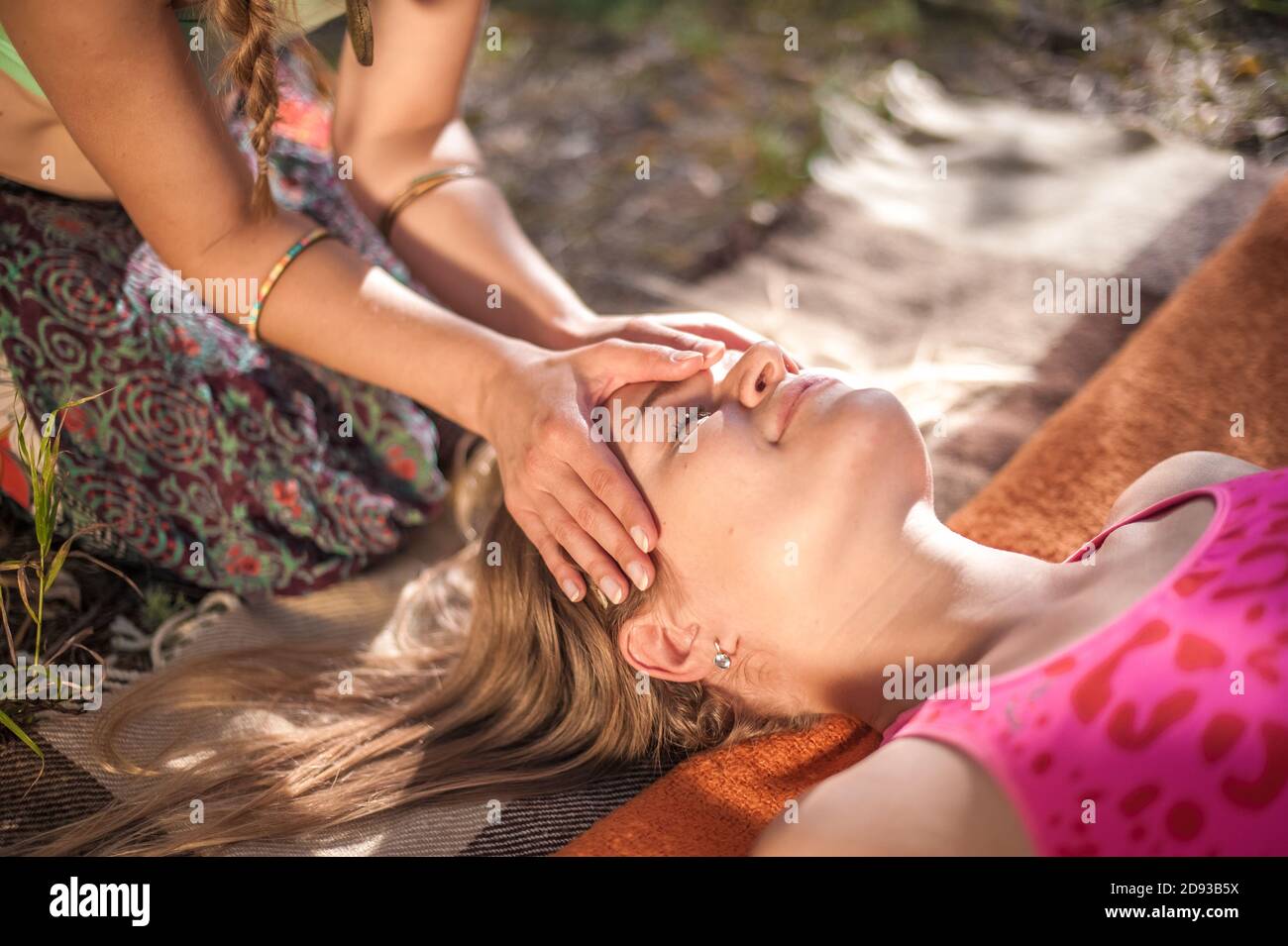 Due donne si massaggiano l'una all'altra nella luce del giorno Foto stock -  Alamy