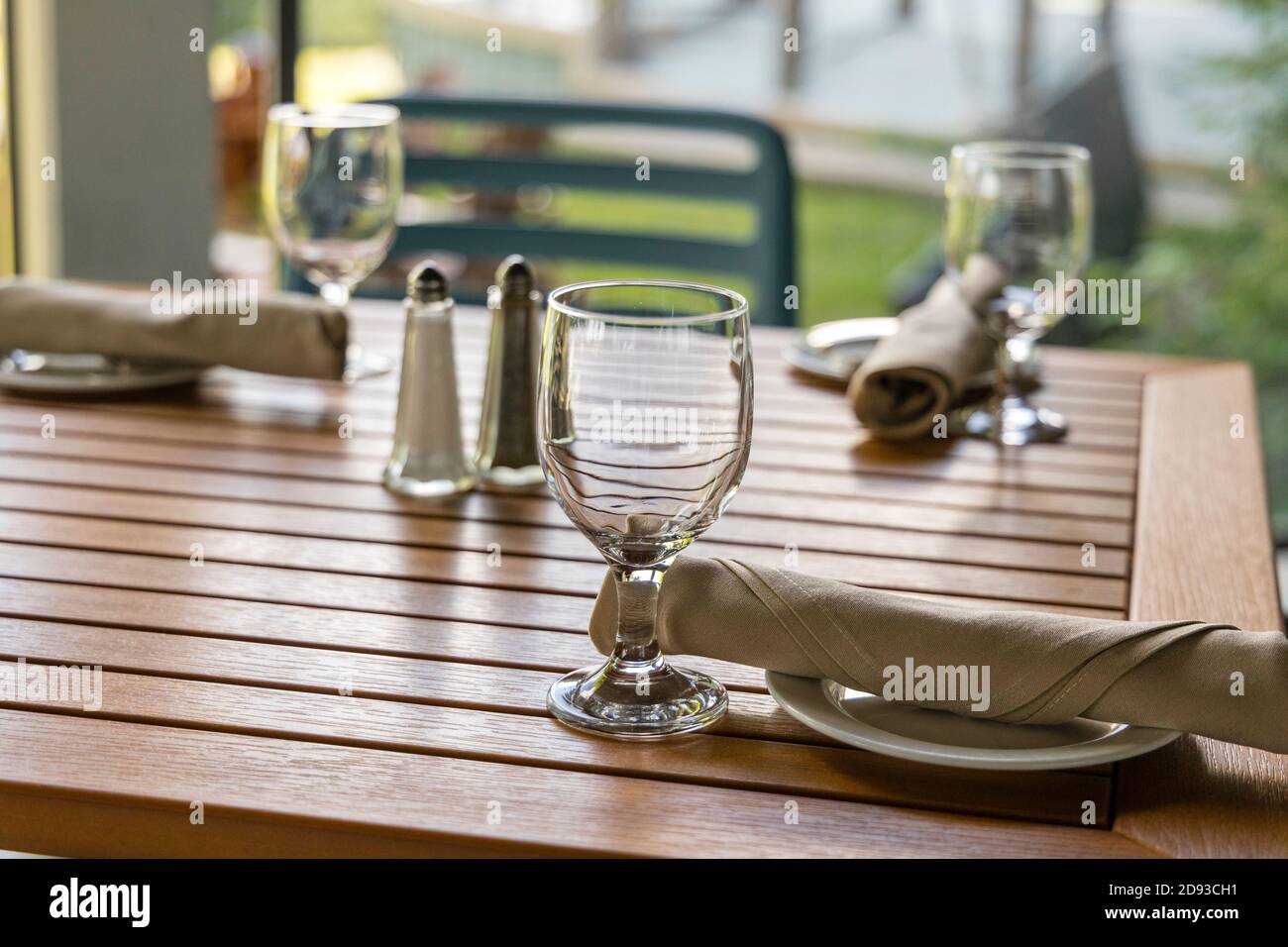 Un tavolo da pranzo informale su un patio per pranzo o cena. Foto Stock
