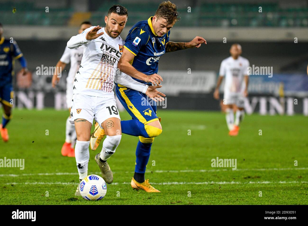 Stadio Marcantonio Bentegodi, Verona, Italia, 02 Nov 2020, Roberto Insigne (Benevento) lotta per la palla contro durante Hellas Verona vs Benevento Calcio, calcio italiano Serie A match - Credit: LM/Ettore Griffoni/Alamy Live News Foto Stock