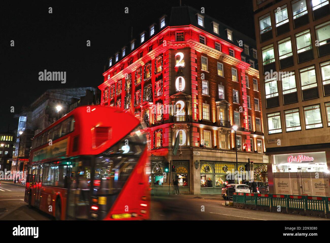 Londra, Regno Unito. 2 Nov 2020. Il grande magazzino Fortnum & Mason di Piccadilly a Londra ha scelto di decorare il suo fronte di negozio come un gigantesco calendario dell'avvento e di evidenziarlo con un gigante 2020. Uno dei negozi di Londra più conosciuti, sembra che stia entrando presto con le sue decorazioni per portare la folla prima che inizi il blocco. Credit: Paul Brown/Alamy Live News Foto Stock