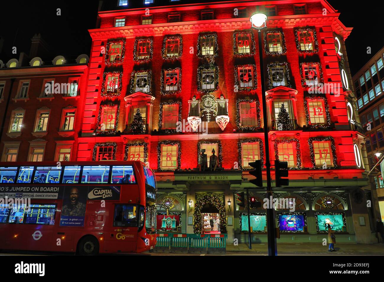 Londra, Regno Unito. 2 Nov 2020. Il grande magazzino Fortnum & Mason di Piccadilly a Londra ha scelto di decorare il suo fronte di negozio come un gigantesco calendario dell'avvento e di evidenziarlo con un gigante 2020. Uno dei negozi di Londra più conosciuti, sembra che stia entrando presto con le sue decorazioni per portare la folla prima che inizi il blocco. Credit: Paul Brown/Alamy Live News Foto Stock