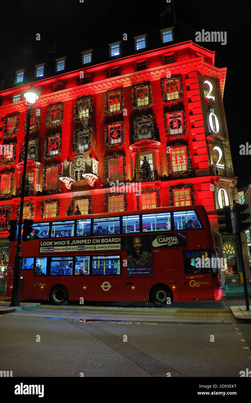 Londra, Regno Unito. 2 Nov 2020. Il grande magazzino Fortnum & Mason di Piccadilly a Londra ha scelto di decorare il suo fronte di negozio come un gigantesco calendario dell'avvento e di evidenziarlo con un gigante 2020. Uno dei negozi di Londra più conosciuti, sembra che stia entrando presto con le sue decorazioni per portare la folla prima che inizi il blocco. Credit: Paul Brown/Alamy Live News Foto Stock