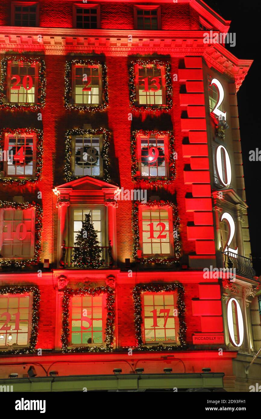 Londra, Regno Unito. 2 Nov 2020. Il grande magazzino Fortnum & Mason di Piccadilly a Londra ha scelto di decorare il suo fronte di negozio come un gigantesco calendario dell'avvento e di evidenziarlo con un gigante 2020. Uno dei negozi di Londra più conosciuti, sembra che stia entrando presto con le sue decorazioni per portare la folla prima che inizi il blocco. Credit: Paul Brown/Alamy Live News Foto Stock