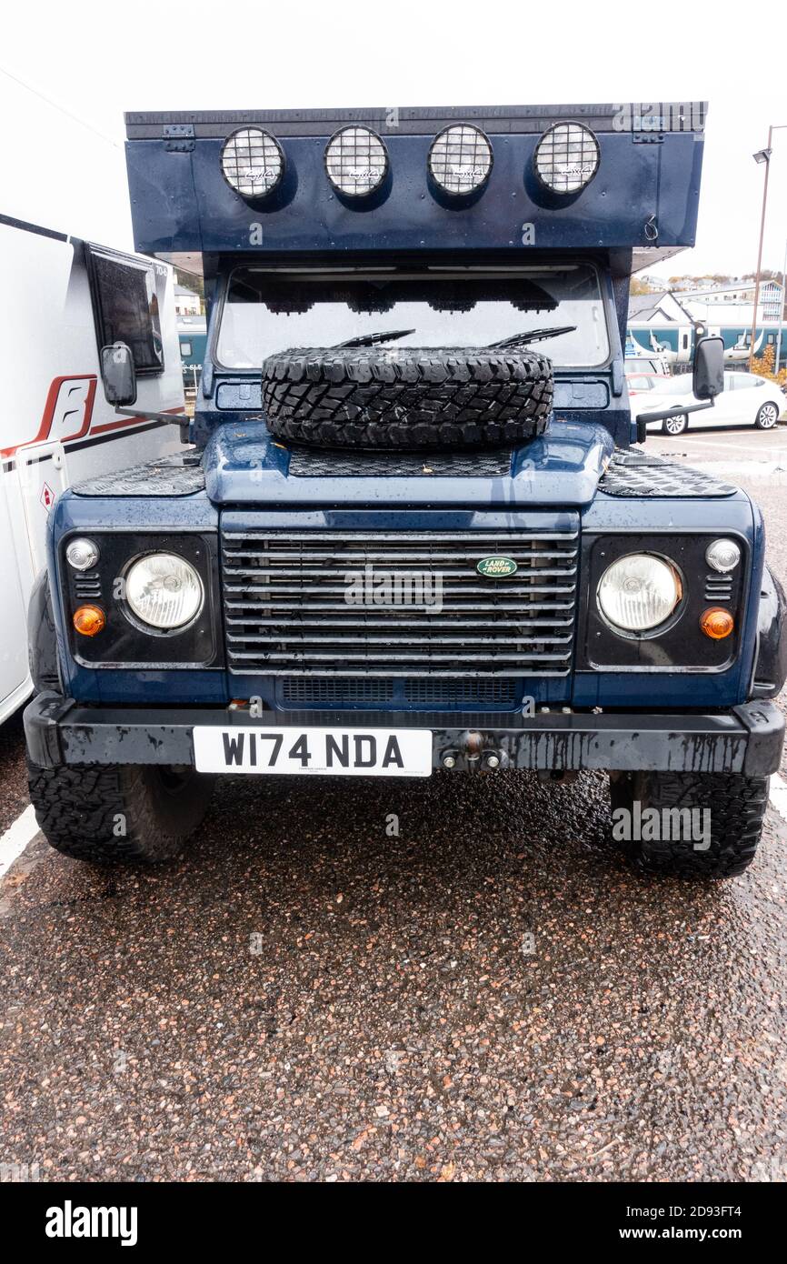 Un Land Rover Defender convertito in un veicolo di spedizione terrestre o camper, Regno Unito Foto Stock