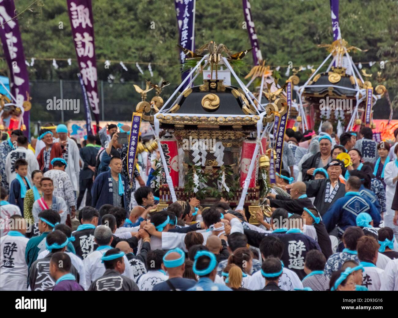 Parata con i santuari portatili Mikoshi che celebrano il Festival di Hamaori, Chigasaki, Prefettura di Kanagawa, Giappone Foto Stock