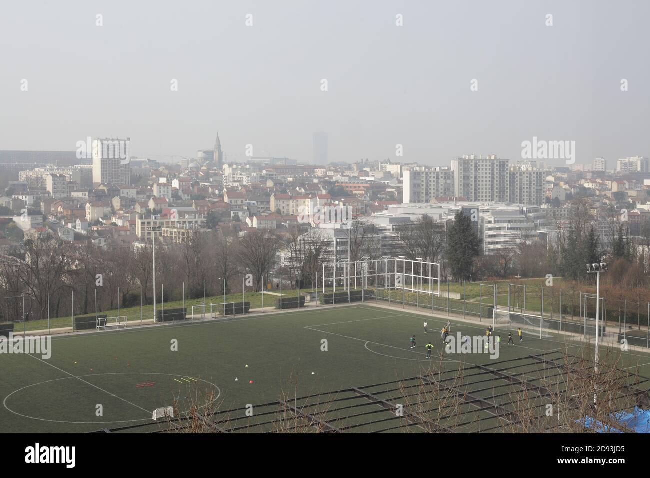 Ennesimo forte picco di inquinamento a Parigi : guardando fuori dalla finestra, la visibilità è molto difficile e la gente fa sport e gioca a calcio Foto Stock