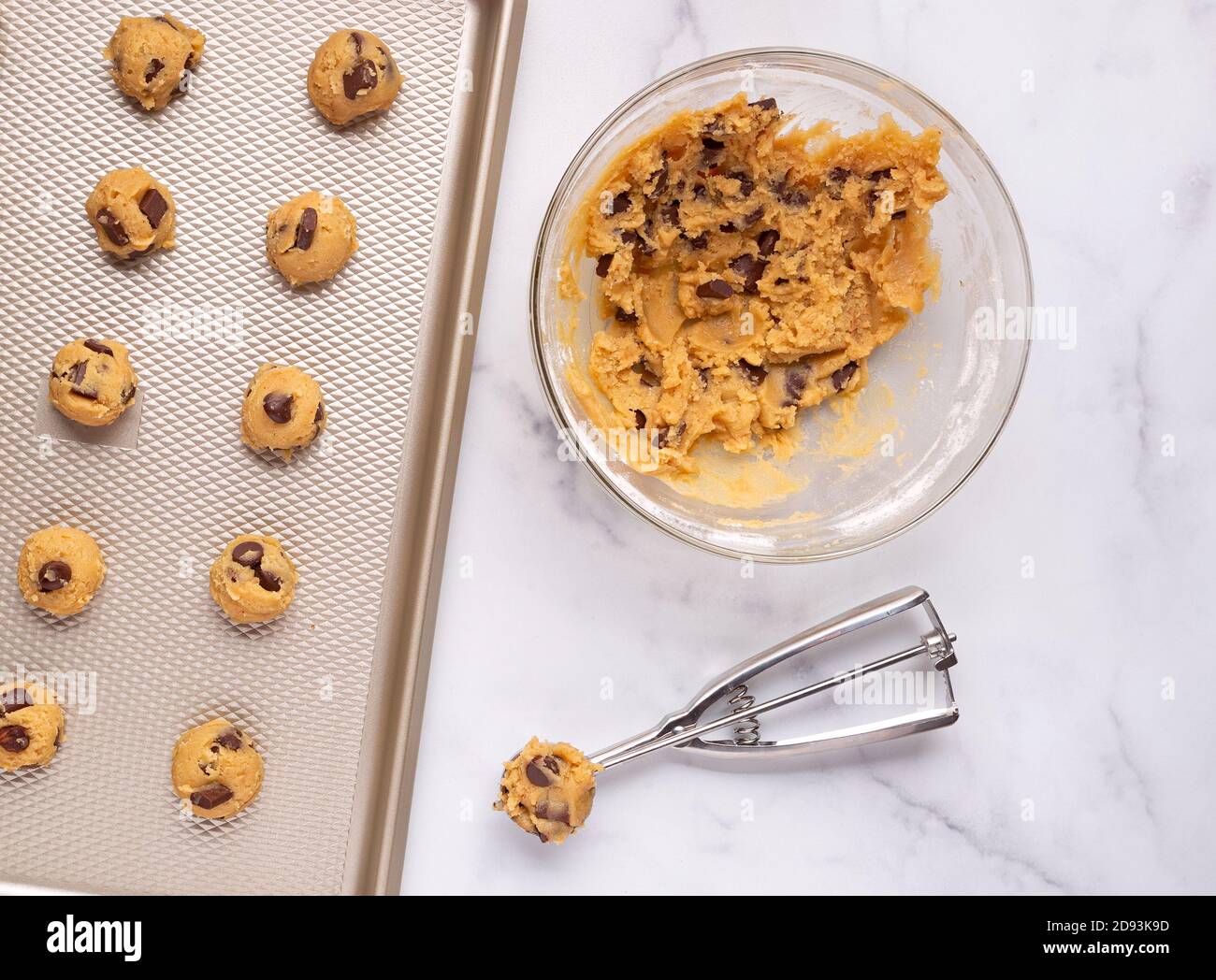 Vista dall'alto dell'impasto di biscotti grezzi da raccogliere e posizionare in una padella antiaderente per la cottura Foto Stock