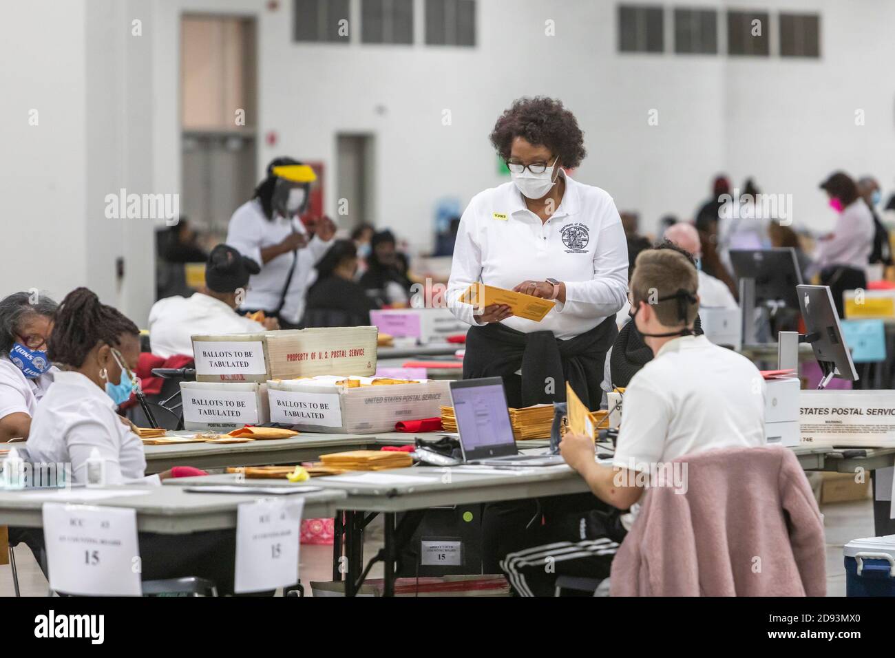 Detroit, Michigan, Stati Uniti. 2 Nov 2020. Il giorno prima delle elezioni presidenziali del 2020, i lavoratori del Dipartimento delle elezioni di Detroit pre-elaborano i voti degli assenti per prepararli a contare sul giorno delle elezioni. Credit: Jim West/Alamy Live News Foto Stock