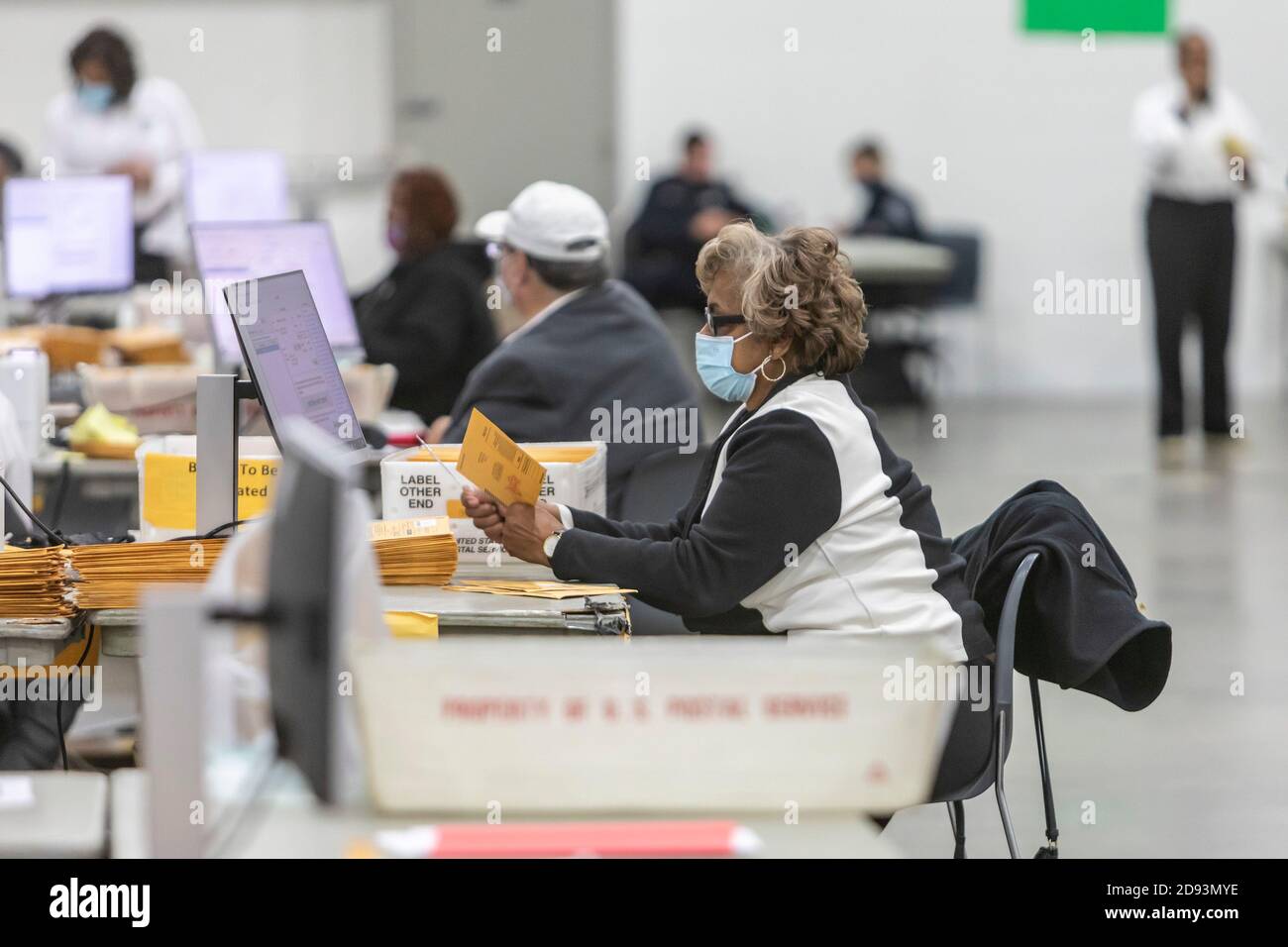 Detroit, Michigan, Stati Uniti. 2 Nov 2020. Il giorno prima delle elezioni presidenziali del 2020, i lavoratori del Dipartimento delle elezioni di Detroit pre-elaborano i voti degli assenti per prepararli a contare sul giorno delle elezioni. Credit: Jim West/Alamy Live News Foto Stock