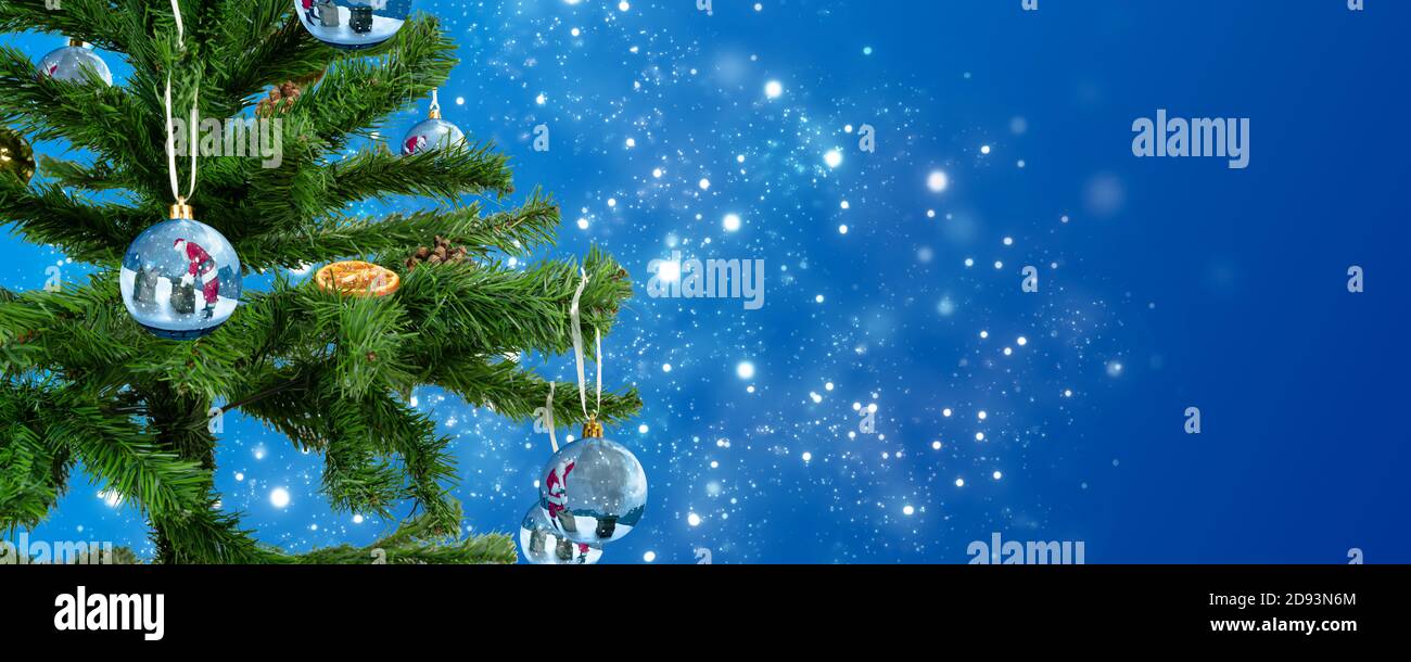 Un albero di Natale adornato con natale bauble fatto di vetro contiene immagini Foto Stock