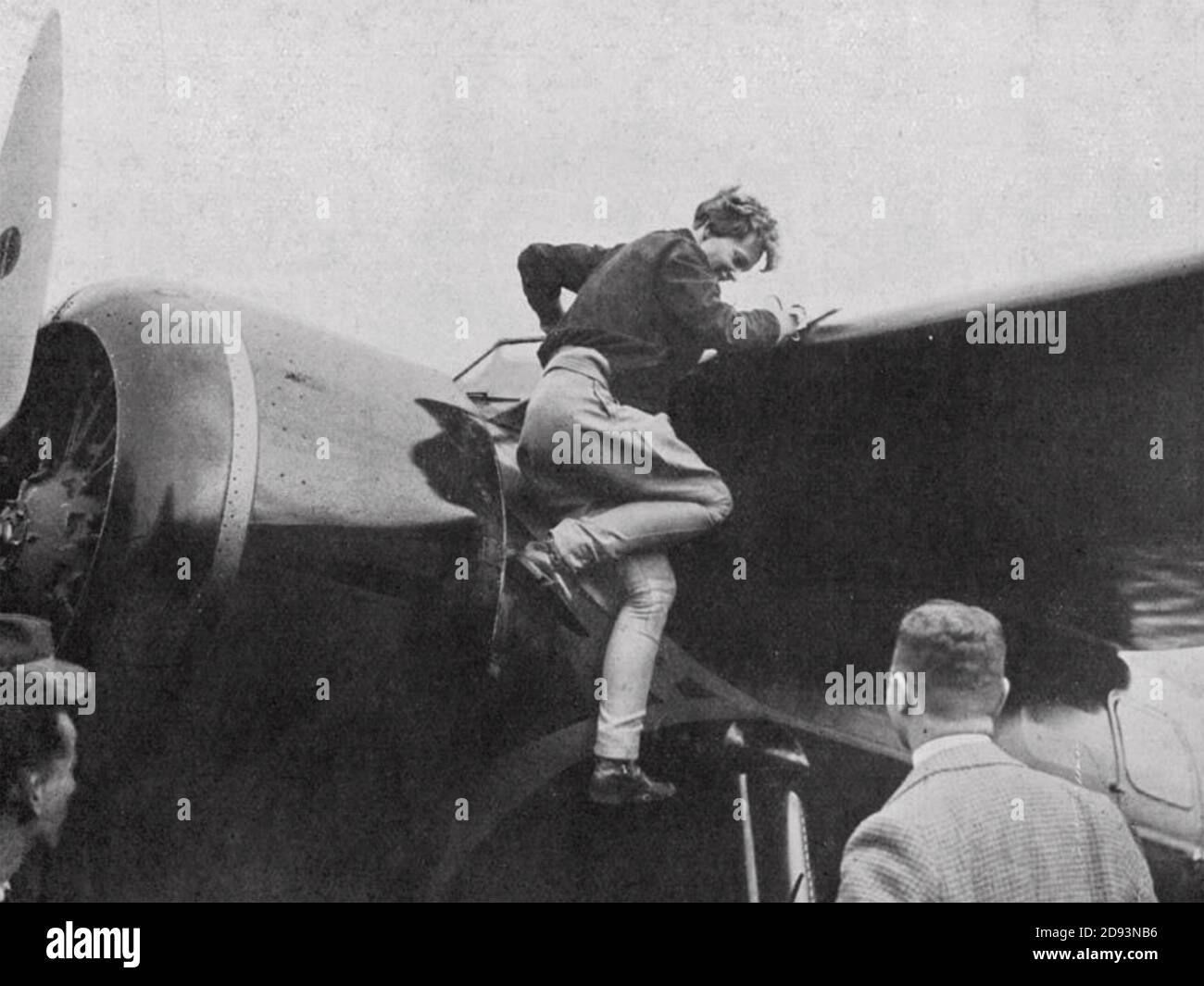 AMELIA EARHART (1897-1937)la pioniera dell'aviazione americana arriva all'aeroporto di Londonderry dopo il suo volo transatlantico da sola nel maggio 1932 quando è atterrato in un campo a Culmore, a nord di Derry, Irlanda del Nord. Foto Stock