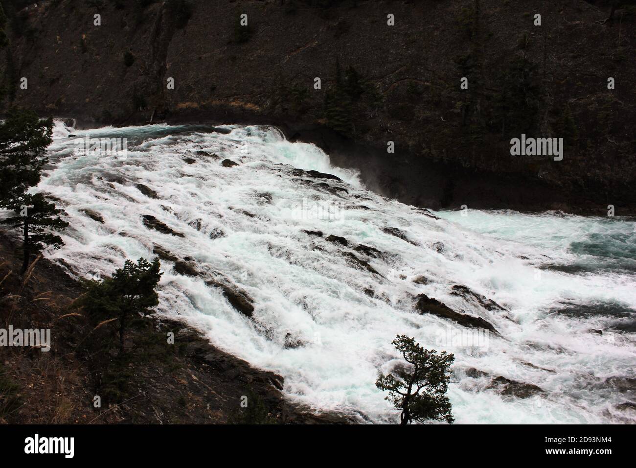 Una vista mozzafiato di Bow Falls, situato nel cuore della città di Banff, Alberta, Canada. Foto Stock