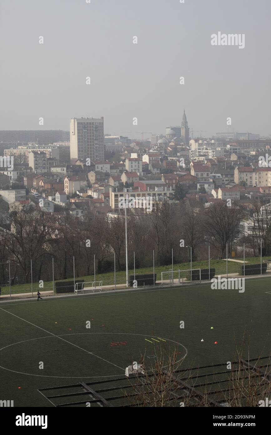 Ennesimo forte picco di inquinamento a Parigi : guardando fuori dalla finestra, la visibilità è molto difficile e la gente fa sport e gioca a calcio Foto Stock