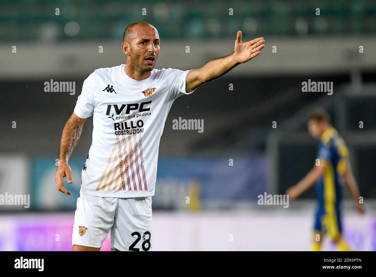 Stadio Marcantonio Bentegodi, Verona, Italia, 02 Nov 2020, Pasquale Schiattarella (Benevento) proteste durante Hellas Verona contro Benevento Calcio, calcio italiano Serie A match - Credit: LM/Ettore Griffoni/Alamy Live News Foto Stock