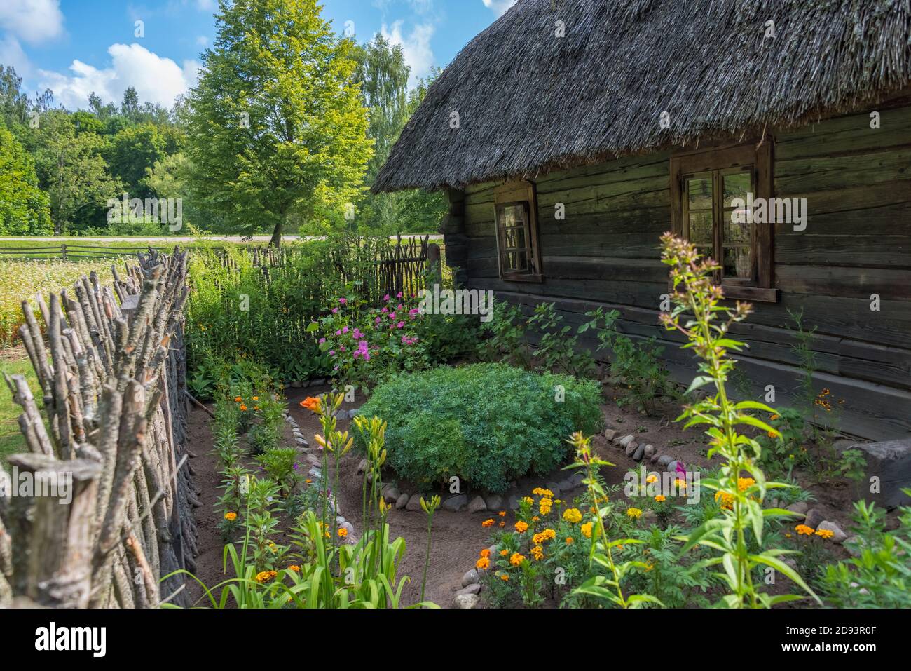 Casa di legno con giardino nel museo etnografico all'aperto di Rumsiskes, Lituania Foto Stock