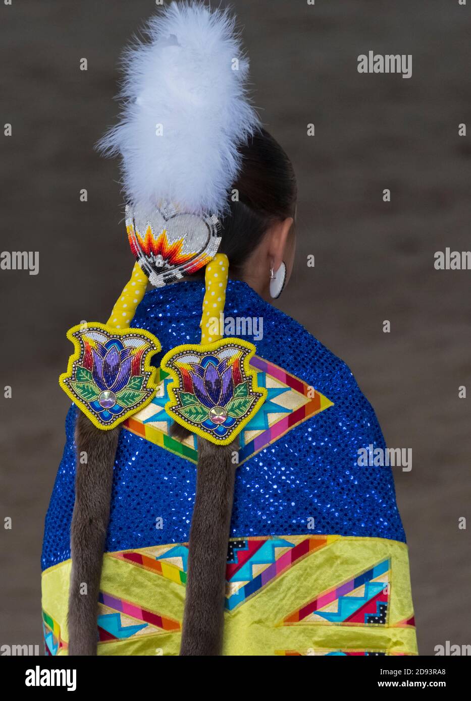Native American ragazza che indossa abiti tradizionali danzanti, Omak, Washington state, USA Foto Stock