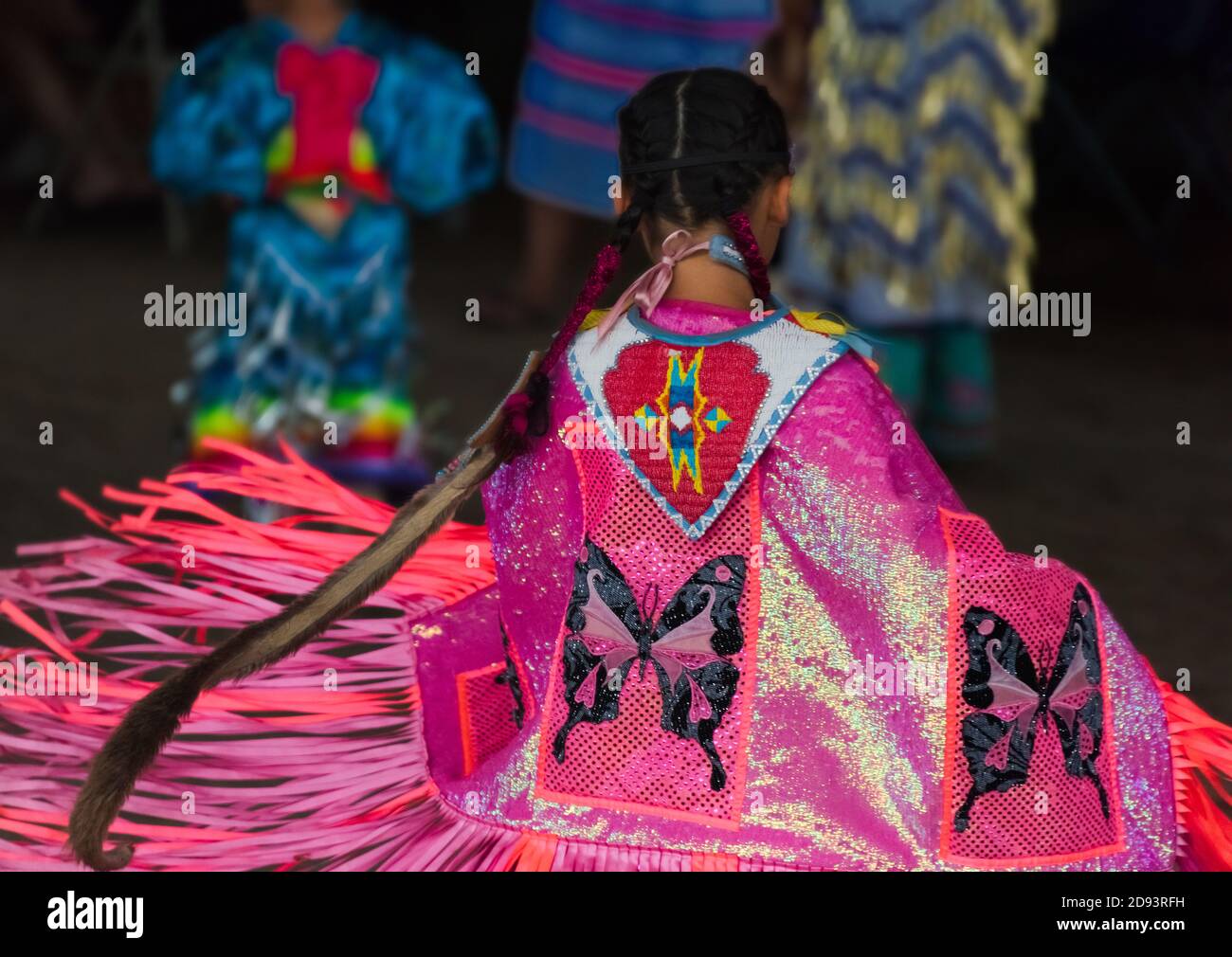 Bambini nativi americani che indossano abiti tradizionali danzanti, Omak, Washington state, USA Foto Stock