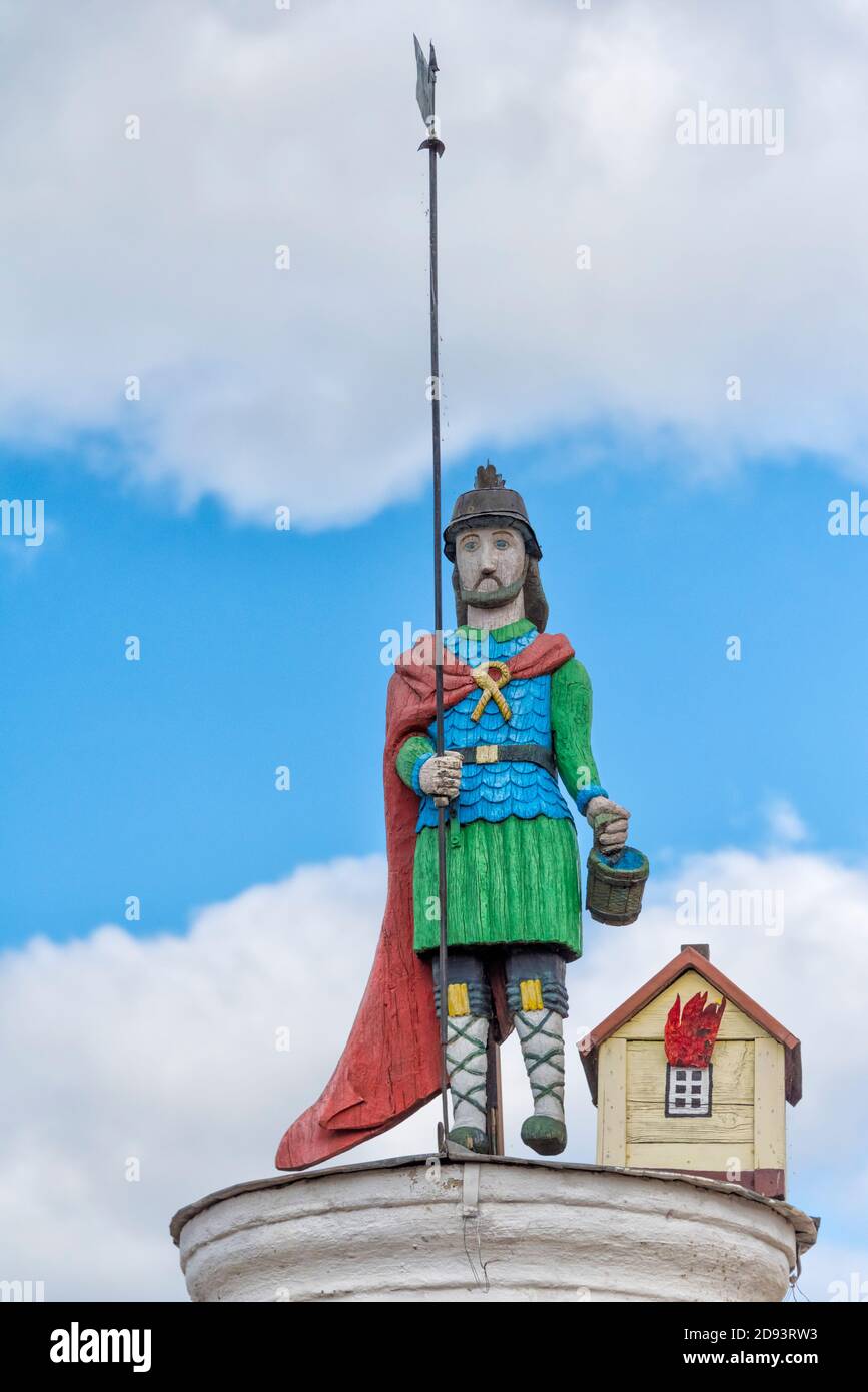 Scultura di un soldato giocattolo sul tetto del museo etnografico all'aperto di Rumsiskes, Lituania Foto Stock