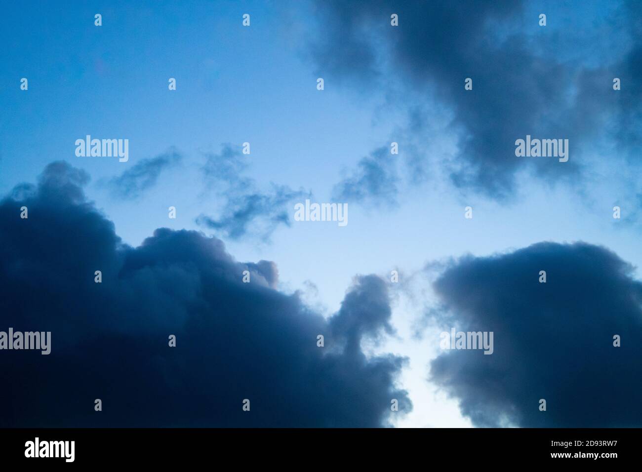 Immagine di sfondo del cielo ad alta risoluzione da utilizzare come sostituzione del cielo. Orientamento orizzontale. Cumulus nuvole Foto Stock