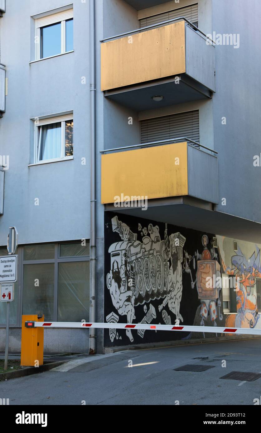 Arte di strada in un blocco di appartamenti sul lato sud Del fiume a Maribor Foto Stock