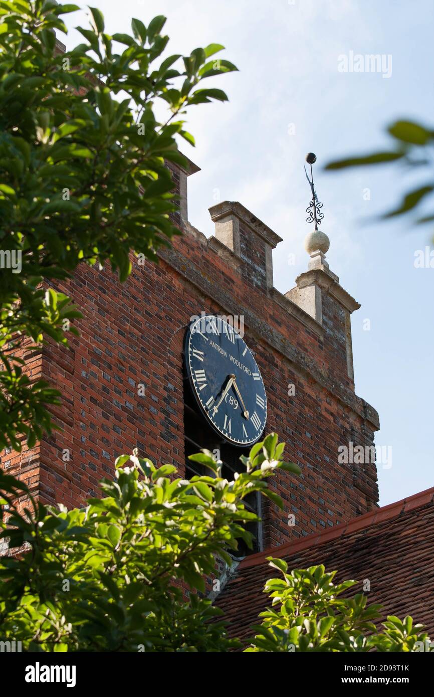 Torre dell'Orologio di San Giacomo il meno, Pangbourne. Kenneth Grahame l'autore di Wind in the Willows, visse nell'adiacente Church Cottage. Foto Stock