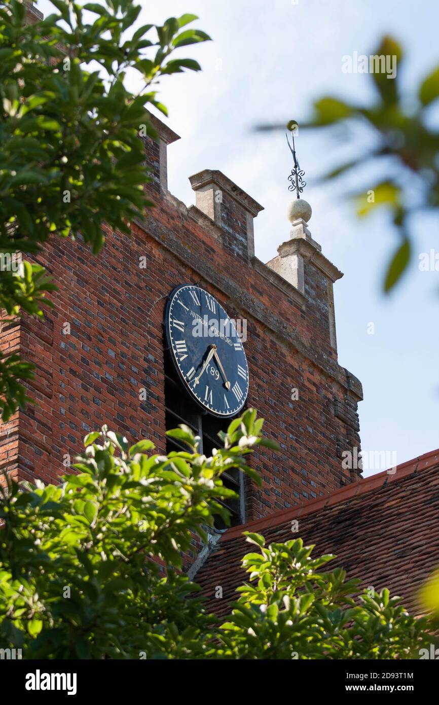 Torre dell'Orologio di San Giacomo il meno, Pangbourne. Kenneth Grahame l'autore di Wind in the Willows, visse nell'adiacente Church Cottage. Foto Stock