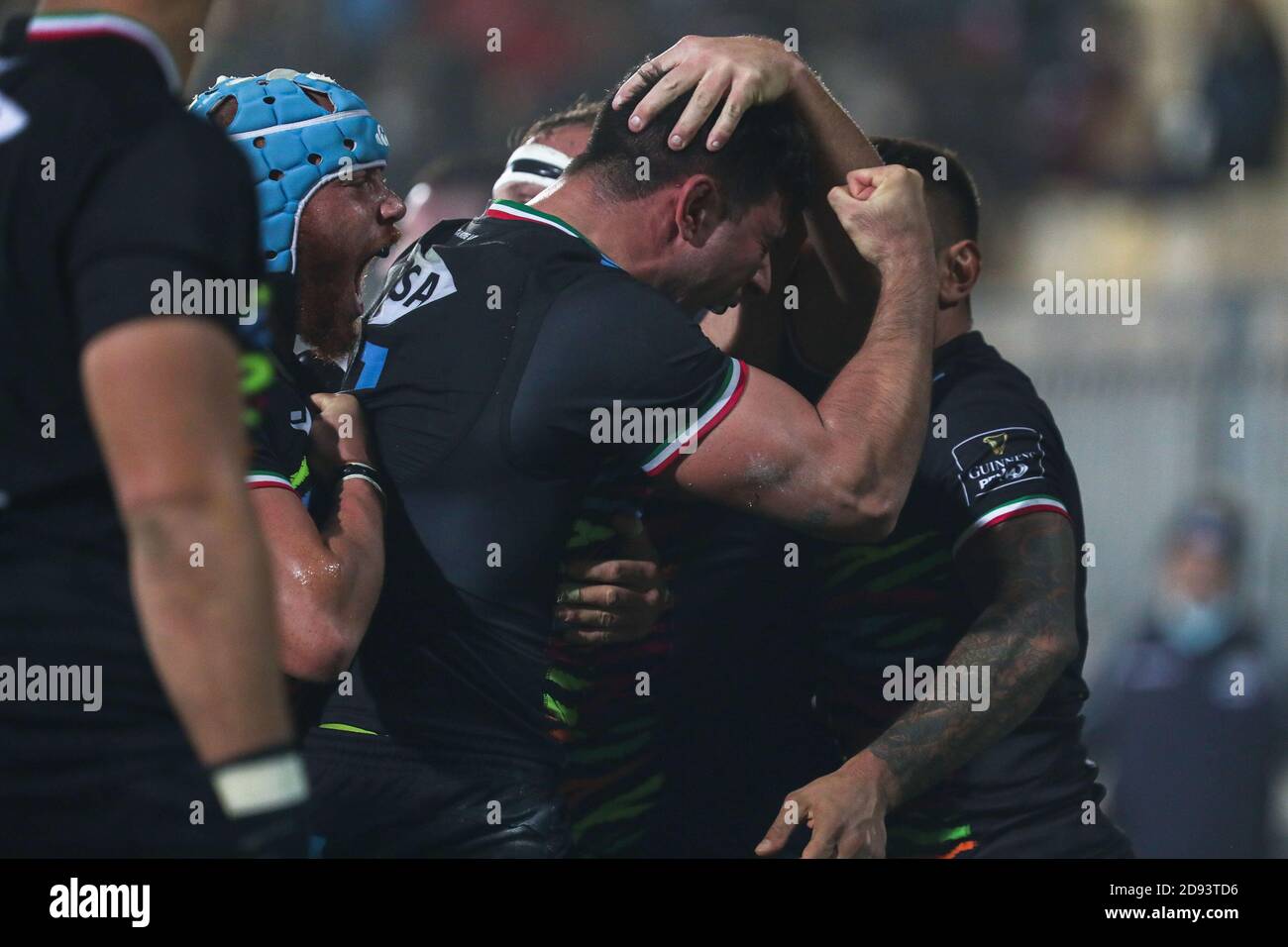 Parma, Italia. 2 novembre 2020. parma, Italia, Stadio Sergio Lanfranchi, 02 novembre 2020, Zebre festeggia la vittoria durante la partita Zebre Rugby vs Ospreys - Rugby Guinness Pro 14 - Credit: LM/Massimiliano Carnabuci Credit: Massimiliano Carnabuci/LPS/ZUMA Wire/Alamy Live News Foto Stock