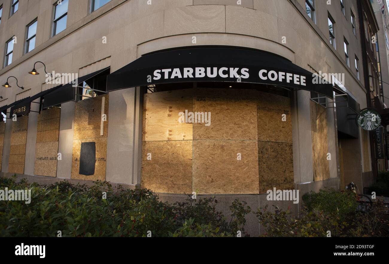 Washington, Stati Uniti. 02 novembre 2020. Una caffetteria Starbucks è coperta di compensato per proteggere contro la violenza e il saccheggio in vista del giorno delle elezioni di domani, a Washington, DC, lunedì 2 novembre 2020. Domani, i voti americani saranno contati nelle elezioni presidenziali del 2020 tra il presidente repubblicano Donald Trump e il candidato democratico ex vice presidente Joe Biden. Foto di Kevin Dietsch/UPI Credit: UPI/Alamy Live News Foto Stock