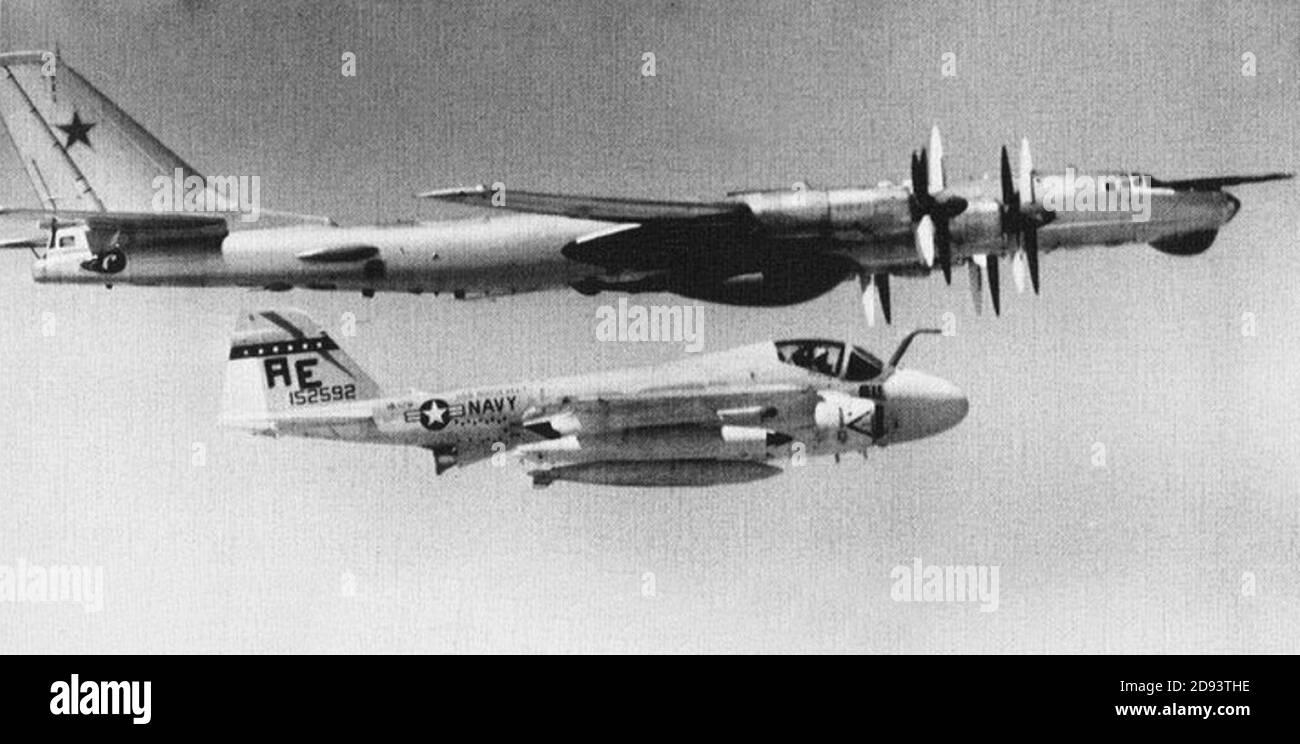 KA-6D Intruder di VA-176 scorta Tupolev Tu-95 c1973. Foto Stock