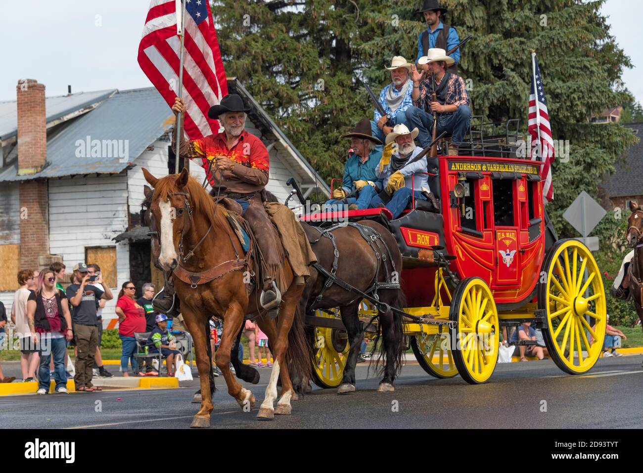 Carrozza del giorno vecchio che tiene la bandiera americana al Grand Parade durante Omak Stampede, Stato di Washington, Stati Uniti Foto Stock