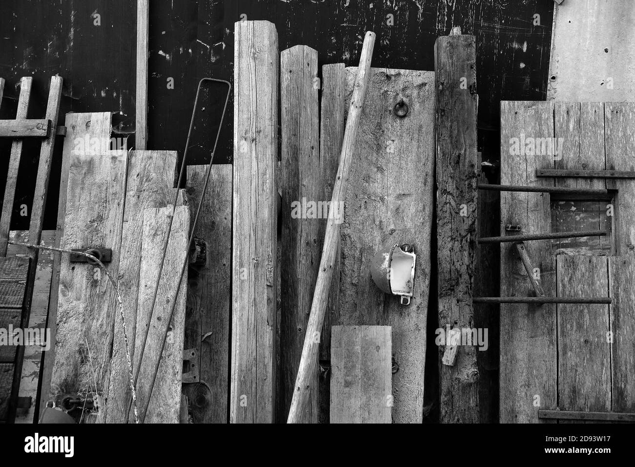 Immagine in scala di grigi di vecchie tavole e l'inventario precedente di una capanna in una fattoria a Rudersau, Germania Foto Stock