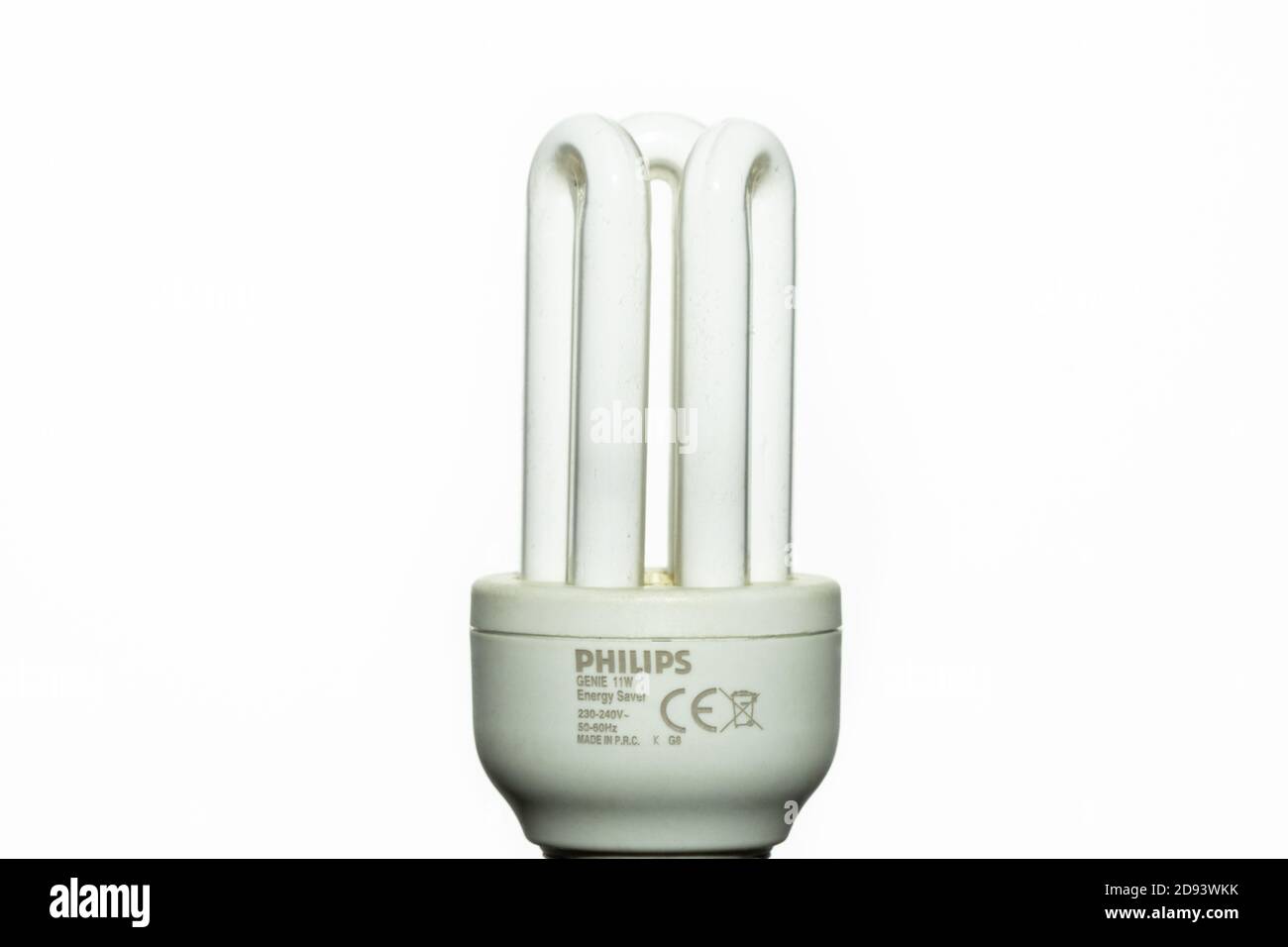 Lampadina a risparmio energetico Philips Genie CFL da 11 W in formato "zecca", un primo esempio di CFL di grande successo sul mercato di massa Foto Stock