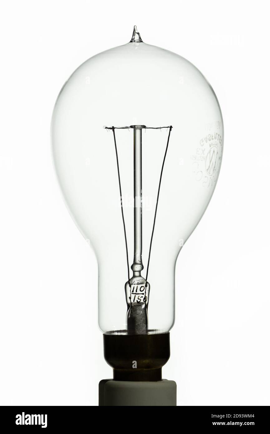 Lampada a incandescenza al tungsteno a gas Metropolitan-Vickers 'Cosmos'. La forma della lampada, la parte superiore del pip e la disposizione del filamento suggeriscono la progettazione iniziale, c. 1920. Foto Stock
