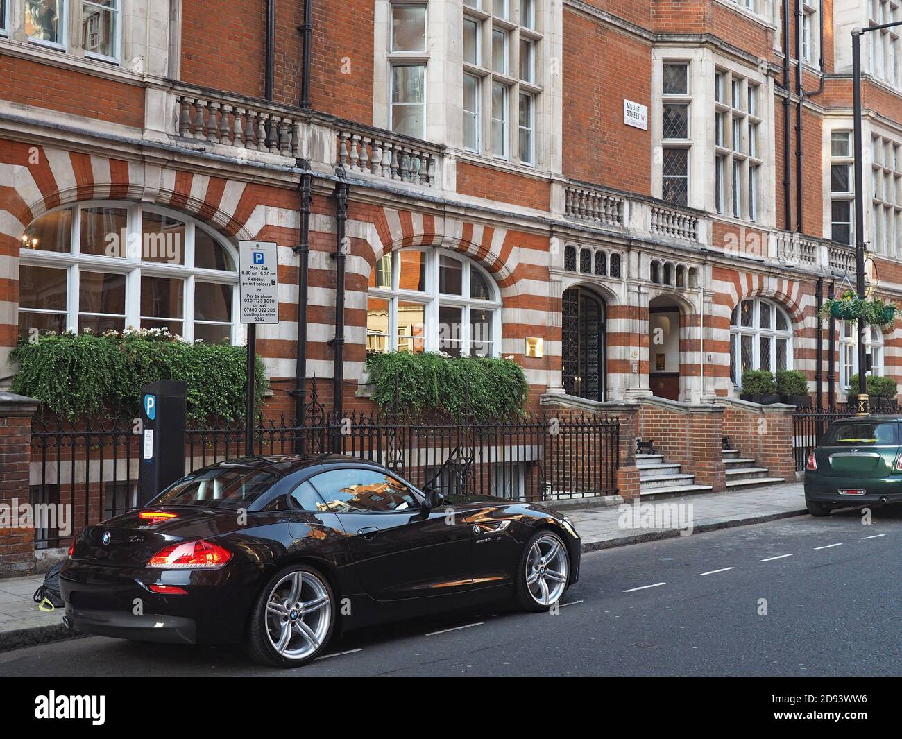Londra, Inghilterra - 23 settembre 2016: Londra, Mount Street a Mayfair, strada con edifici di appartamenti e auto parcheggiate Foto Stock